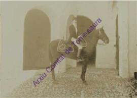 Retrat del caixer senyor del bienni 1900-1901 de les festes de Sant Joan de Ciutadella, Bernardo ...