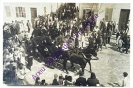 Passeig pels carrers de Ciutadella en un dels carruatges del comte de Torre-saura de la centenàri...