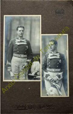 Retrat d'estudi de Bernardo Ignacio Olives i Olives, cinquè comte de Torre-saura, amb l'uniforme ...