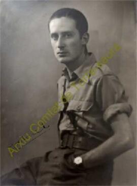 Retrat d'estudi de Gabriel Olives i Ponsich amb l'uniforme d'alferes